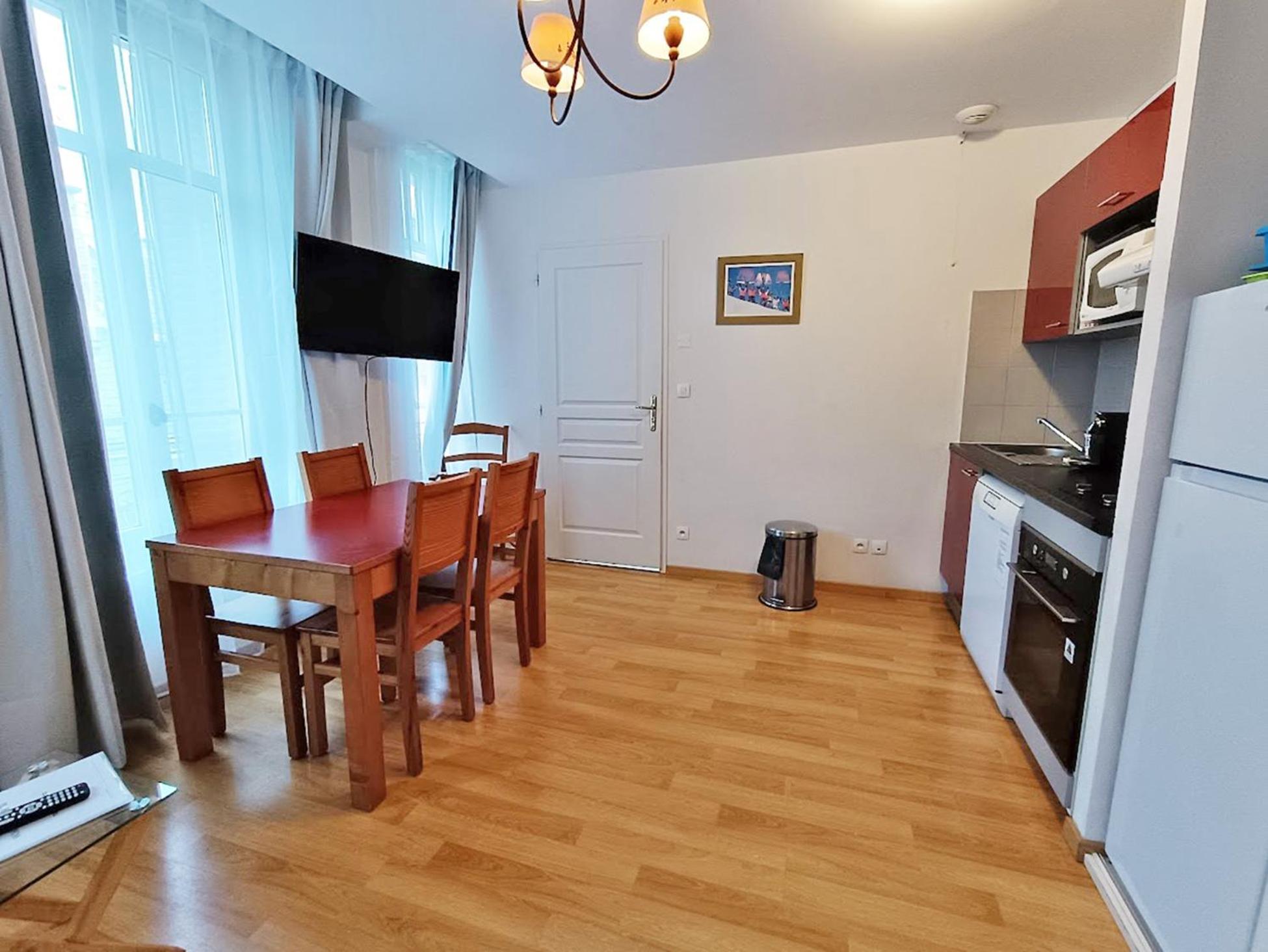 Appartement Il Etait Une Fois Luchon, T2, Centre Luchon, Wifi, Casier A Skis, Ascenseur, 4 Personnes à Bagnères-de-Luchon Extérieur photo